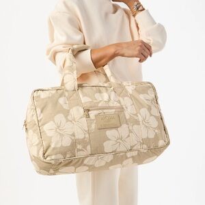 NWT Aloha Collection Keep It Light Weekender Hana Hou print crème and dune